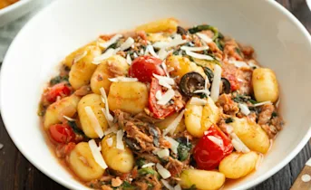 Gnocchi met tonijn in tomaten-spinaziesaus