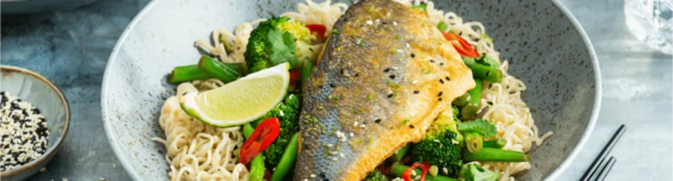 Zeebaars met gewokte groenten en noodles