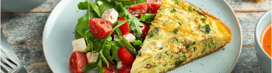 Groente tortilla met soep en salade