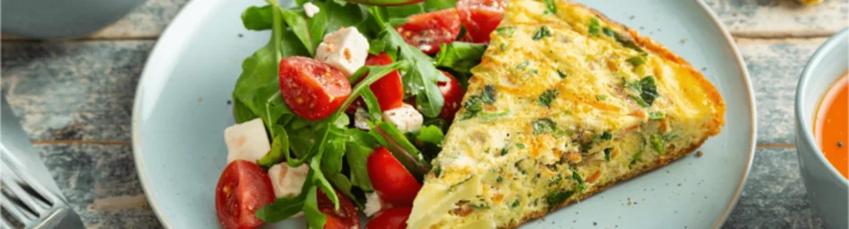 Groente tortilla met soep en salade