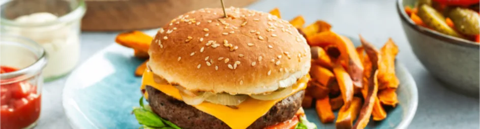 Cheeseburger met frietjes en salade
