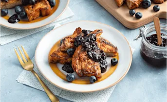 Suikerbrood wentelteefjes met blauwe bessensaus