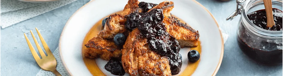 Suikerbrood wentelteefjes met blauwe bessensaus