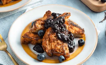 Suikerbrood wentelteefjes met blauwe bessensaus