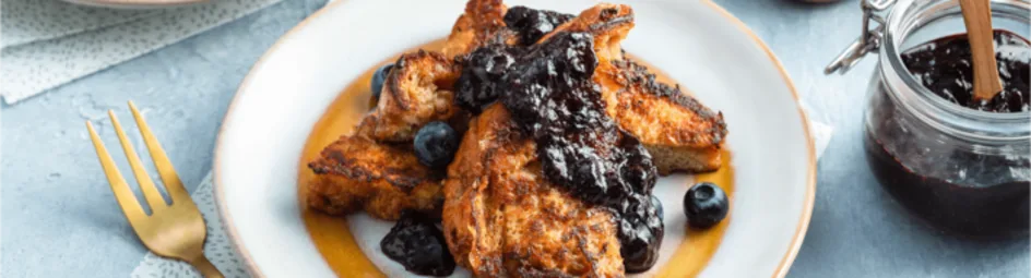 Suikerbrood wentelteefjes met blauwe bessensaus