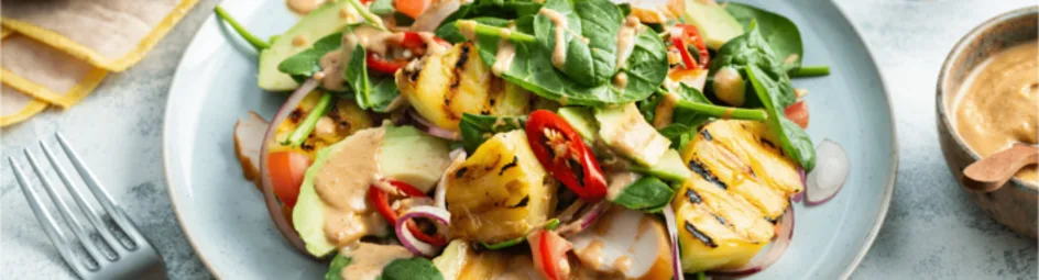 Gegrilde ananassalade met pindadressing