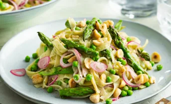 Groene pastasalade met romige basilicumsaus