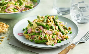 Groene pastasalade met romige basilicumsaus