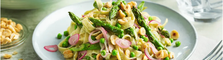 Groene pastasalade met romige basilicumsaus