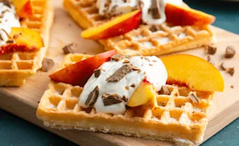 Wafels met nectarines en yoghurt