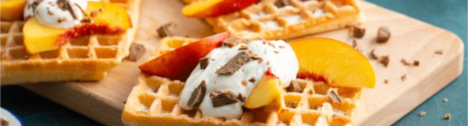 Wafels met nectarines en yoghurt