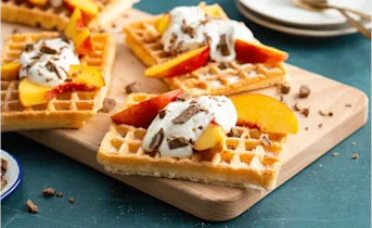 Wafels met nectarines en yoghurt