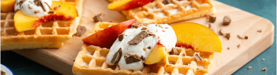 Wafels met nectarines en yoghurt