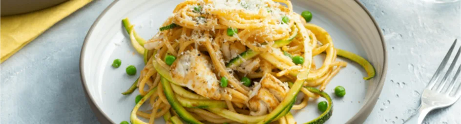 Victoriabaars met spaghetti, courgette en rode pesto