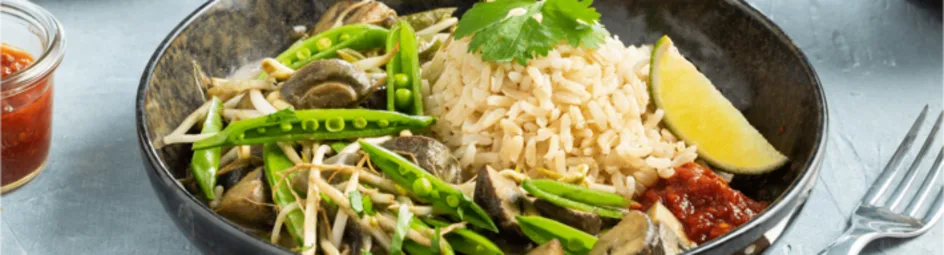 Vegetarische groene curry met sugarsnaps en kastanjechampignons