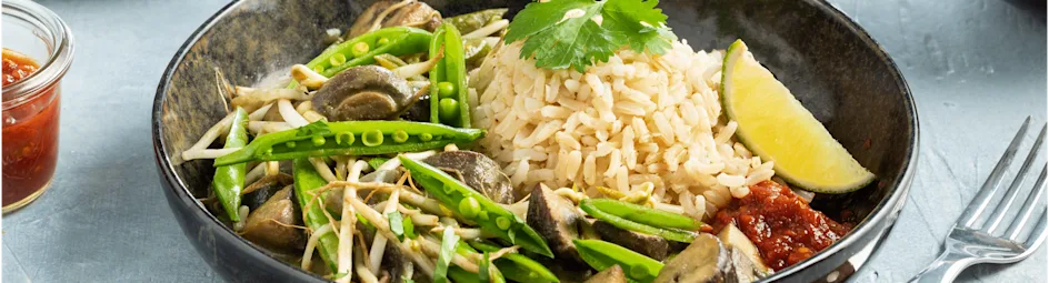 Vegetarische groene curry met sugarsnaps en kastanjechampignons
