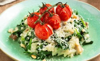 Romige risotto met spinazie, kip en gepofte tomaatjes
