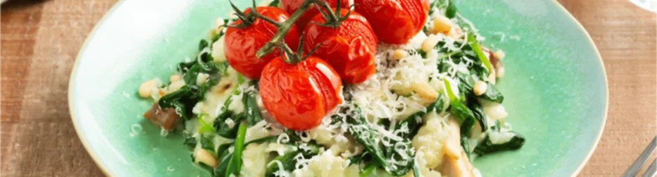 Romige risotto met spinazie, kip en gepofte tomaatjes