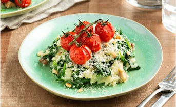 Romige risotto met spinazie, kip en gepofte tomaatjes