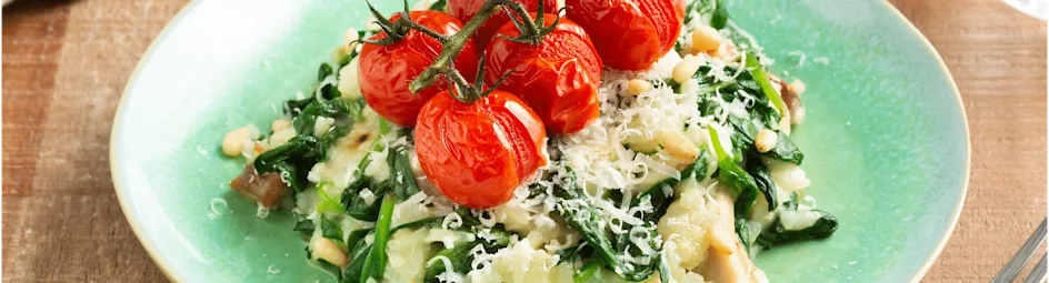 Romige risotto met spinazie, kip en gepofte tomaatjes