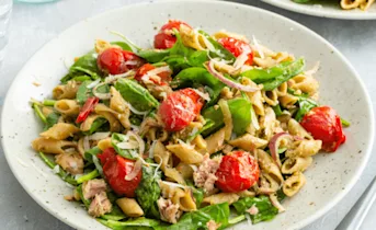 Pastasalade met tonijn en gepofte tomaatjes