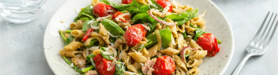 Pastasalade met tonijn en gepofte tomaatjes