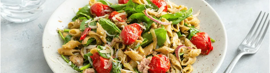 Pastasalade met tonijn en gepofte tomaatjes
