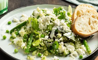 Couscous salade met groene groenten en frisse citroen-yoghurt dressing