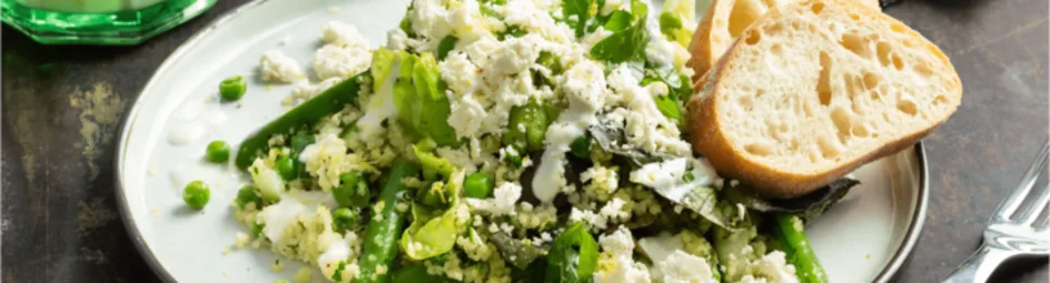 Couscous salade met groene groenten en frisse citroen-yoghurt dressing