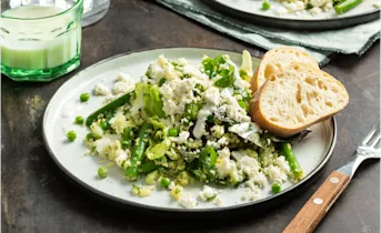 Couscous salade met groene groenten en frisse citroen-yoghurt dressing