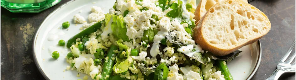 Couscous salade met groene groenten en frisse citroen-yoghurt dressing