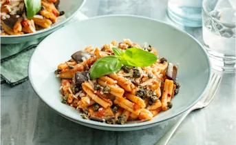 Geroosterde aubergine met fusilatta in pittige tomatensaus