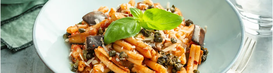Geroosterde aubergine met fusilatta in pittige tomatensaus