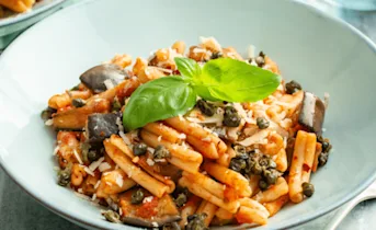 Geroosterde aubergine met fusilatta in pittige tomatensaus