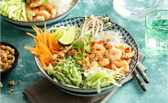 Vietnamese salade bowl met sweet chili garnalen