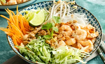 Vietnamese salade bowl met sweet chili garnalen