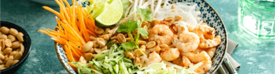 Vietnamese salade bowl met sweet chili garnalen