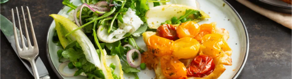 Tarte tatin van snoeptomaatjes met een frisse salade