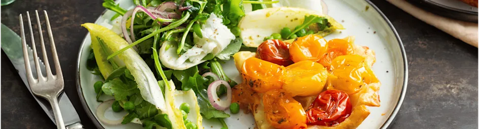 Tarte tatin van snoeptomaatjes met een frisse salade