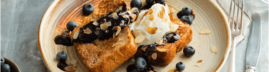 Wentelteefjes van suikerbrood met blauwe bessensaus