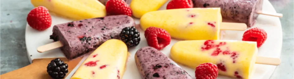 Romige yoghurt-ijsjes met vers fruit