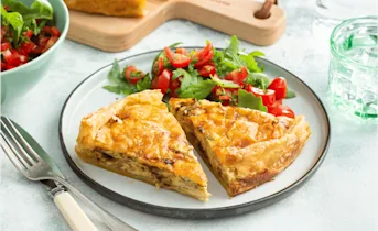 Huisgemaakte uientaart met tomatensalsa