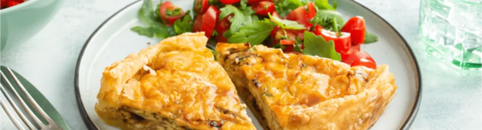 Huisgemaakte uientaart met tomatensalsa