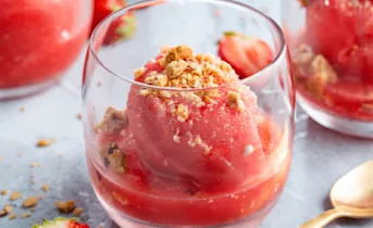 Watermeloen-aardbei sorbet ijs