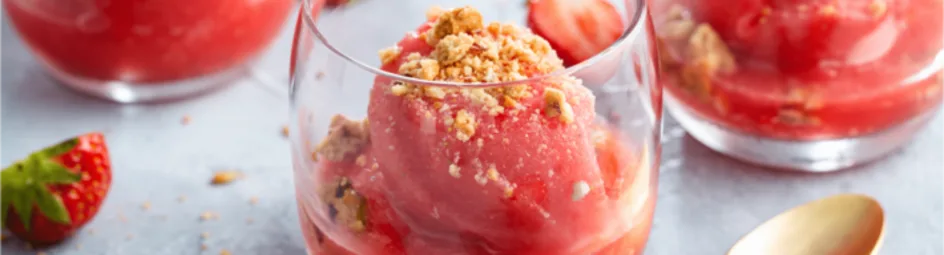 Watermeloen-aardbei sorbet ijs