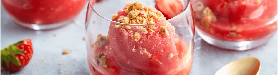 Watermeloen-aardbei sorbet ijs