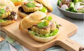 Aziatische kabeljauwburgers met Sriracha-mayonaise