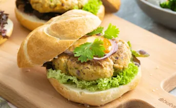 Aziatische kabeljauwburgers met Sriracha-mayonaise