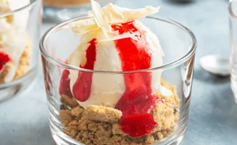 Vegan vanille ijs met huisgemaakte frambozensaus