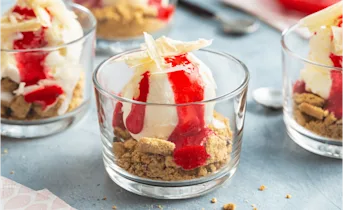 Vegan vanille ijs met huisgemaakte frambozensaus